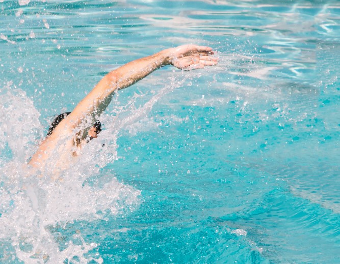 Ejercita tu brazada en natación con estos ejercicios