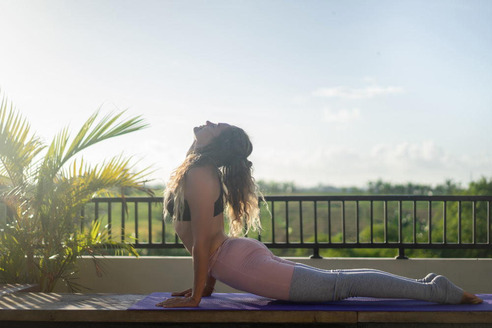10 beneficios de hacer yoga en la mañana para transformar tu día